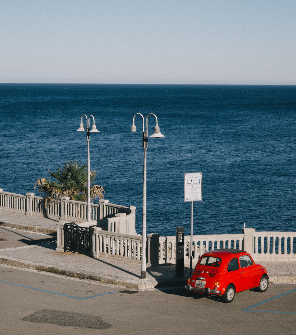 Pozłacana bransoletka na sznureczku z zawieszką