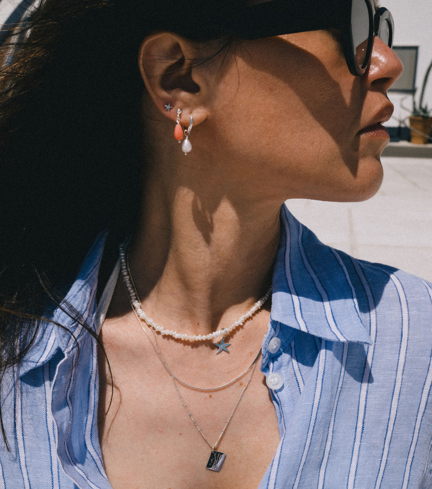 Srebrny choker z kamieniami i zawieszką